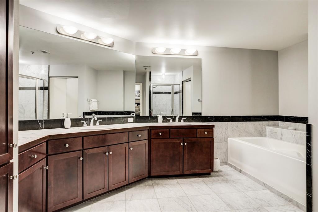 917 Main Street, Houston, Texas 77002, 2 Bedrooms Bedrooms, 4 Rooms Rooms,2 BathroomsBathrooms,Mid/hi-rise Condo,For Sale,KIRBY LOFTS,Main,86504299