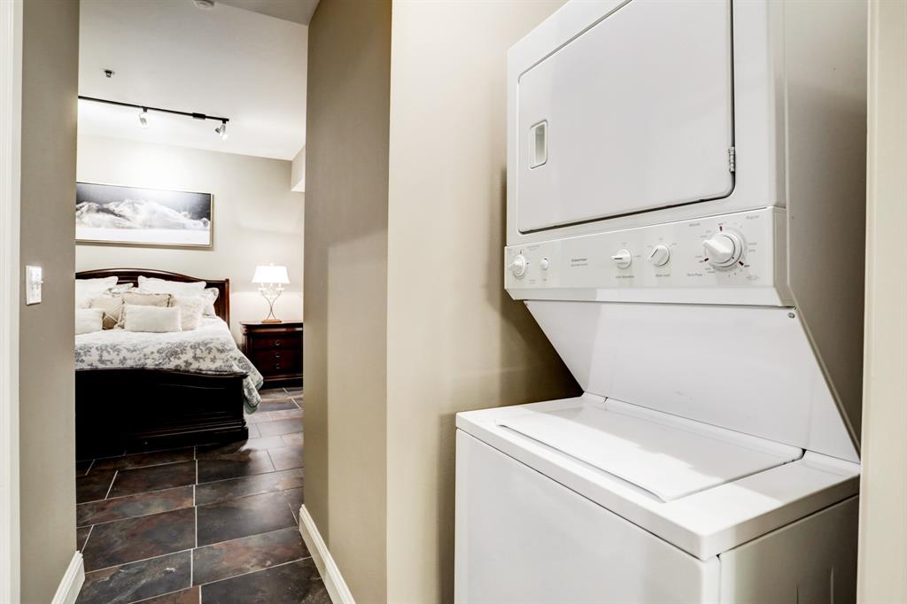 917 Main Street, Houston, Texas 77002, 2 Bedrooms Bedrooms, 4 Rooms Rooms,2 BathroomsBathrooms,Mid/hi-rise Condo,For Sale,KIRBY LOFTS,Main,86504299
