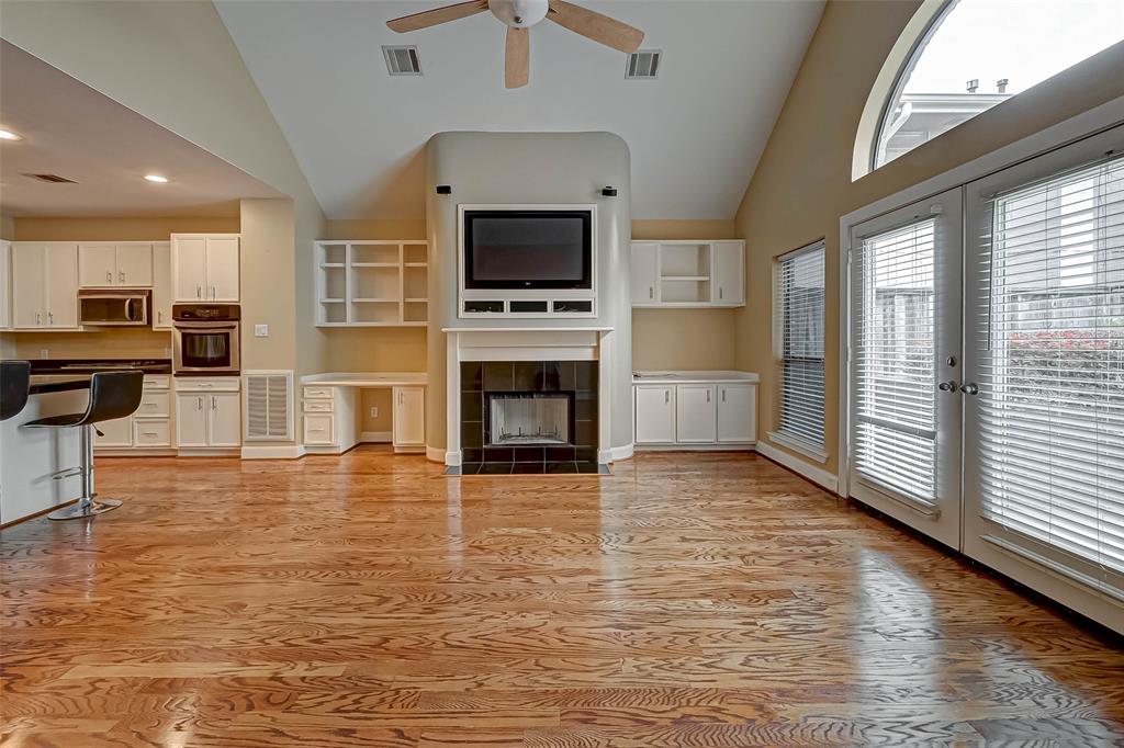 5654 2 Valerie Street, Houston, Texas 77081, 3 Bedrooms Bedrooms, 10 Rooms Rooms,3 BathroomsBathrooms,Single-family,For Sale,Valerie,74633508