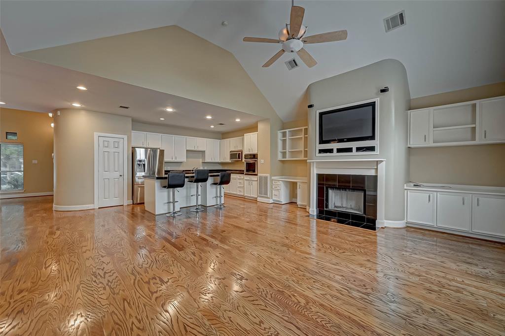 5654 2 Valerie Street, Houston, Texas 77081, 3 Bedrooms Bedrooms, 10 Rooms Rooms,3 BathroomsBathrooms,Single-family,For Sale,Valerie,74633508
