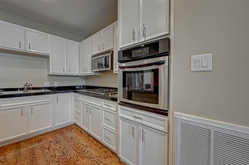 5654 2 Valerie Street, Houston, Texas 77081, 3 Bedrooms Bedrooms, 10 Rooms Rooms,3 BathroomsBathrooms,Single-family,For Sale,Valerie,74633508