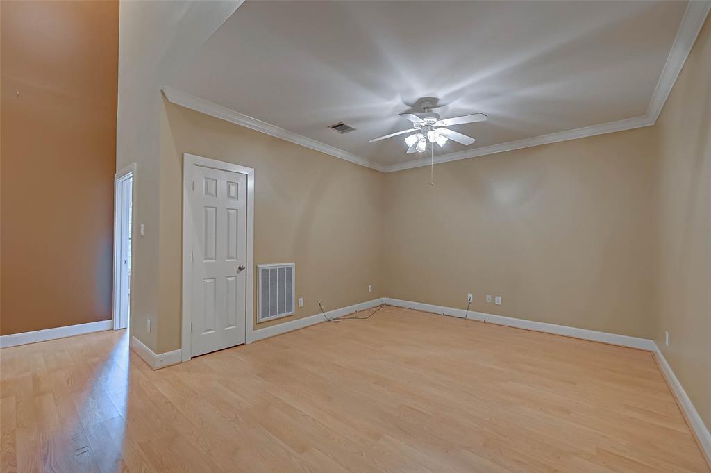 5654 2 Valerie Street, Houston, Texas 77081, 3 Bedrooms Bedrooms, 10 Rooms Rooms,3 BathroomsBathrooms,Single-family,For Sale,Valerie,74633508