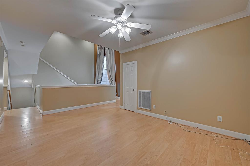 5654 2 Valerie Street, Houston, Texas 77081, 3 Bedrooms Bedrooms, 10 Rooms Rooms,3 BathroomsBathrooms,Single-family,For Sale,Valerie,74633508