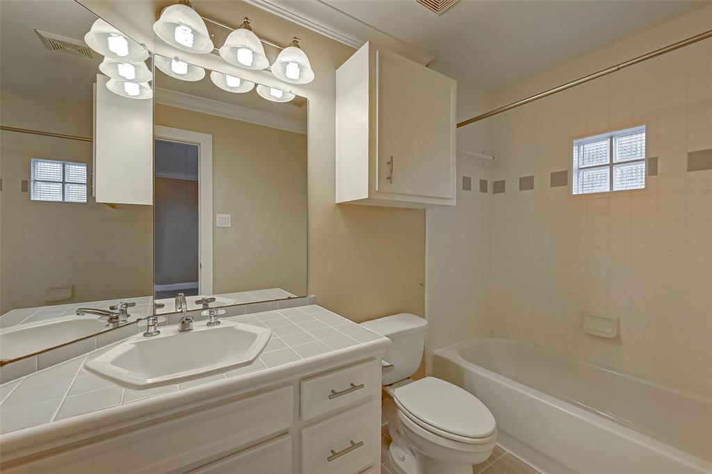 5654 2 Valerie Street, Houston, Texas 77081, 3 Bedrooms Bedrooms, 10 Rooms Rooms,3 BathroomsBathrooms,Single-family,For Sale,Valerie,74633508