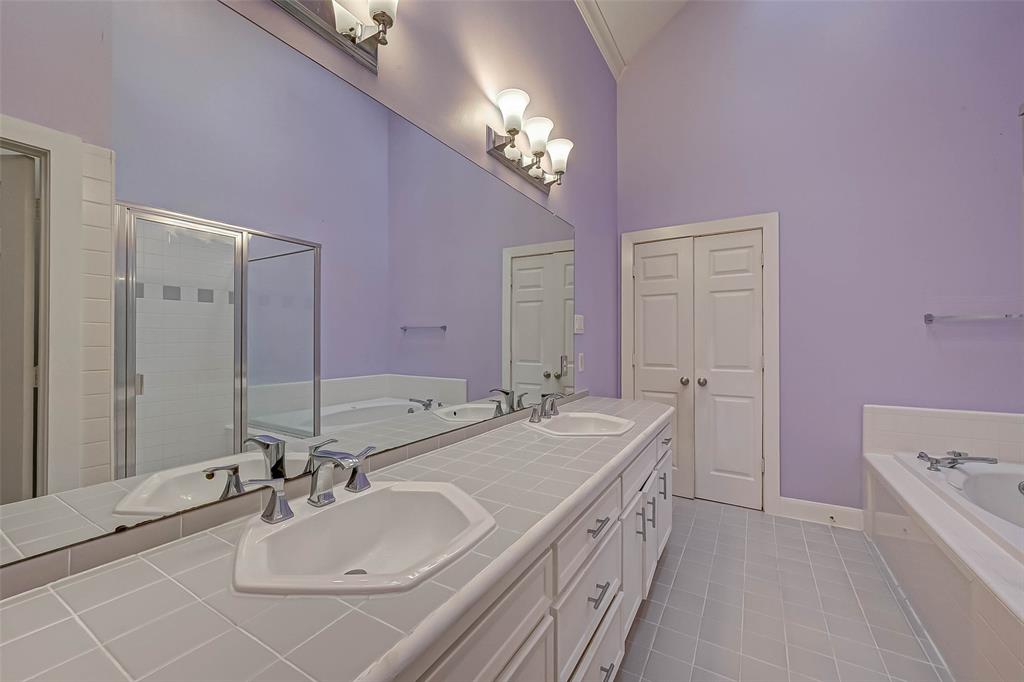 5654 2 Valerie Street, Houston, Texas 77081, 3 Bedrooms Bedrooms, 10 Rooms Rooms,3 BathroomsBathrooms,Single-family,For Sale,Valerie,74633508