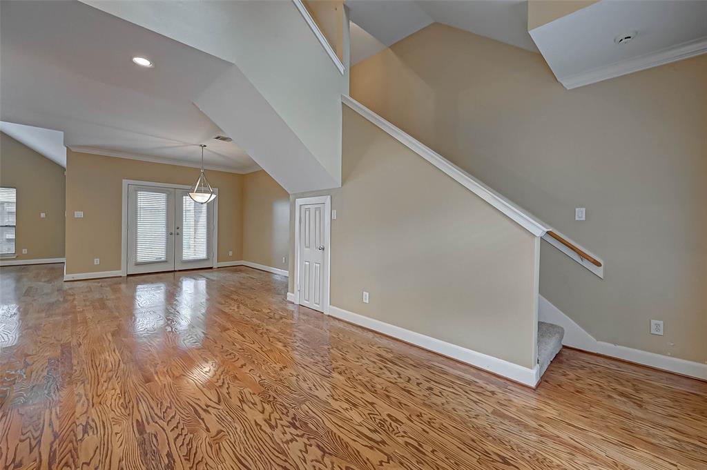 5654 2 Valerie Street, Houston, Texas 77081, 3 Bedrooms Bedrooms, 10 Rooms Rooms,3 BathroomsBathrooms,Single-family,For Sale,Valerie,74633508
