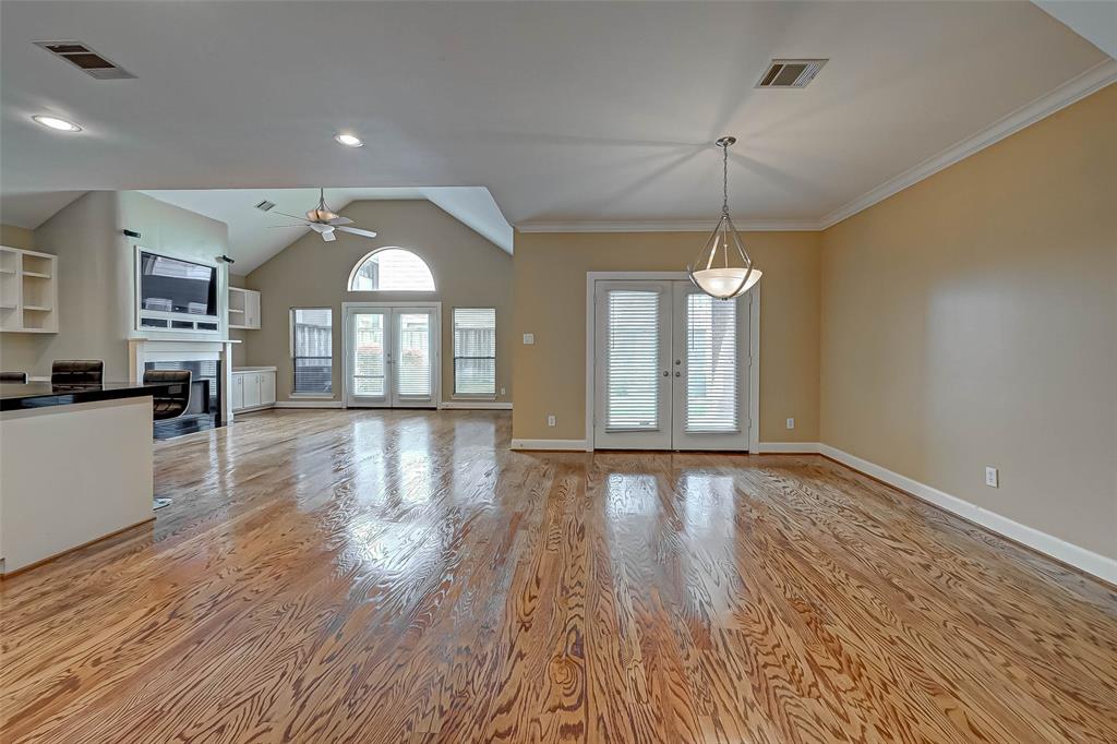 5654 2 Valerie Street, Houston, Texas 77081, 3 Bedrooms Bedrooms, 10 Rooms Rooms,3 BathroomsBathrooms,Single-family,For Sale,Valerie,74633508
