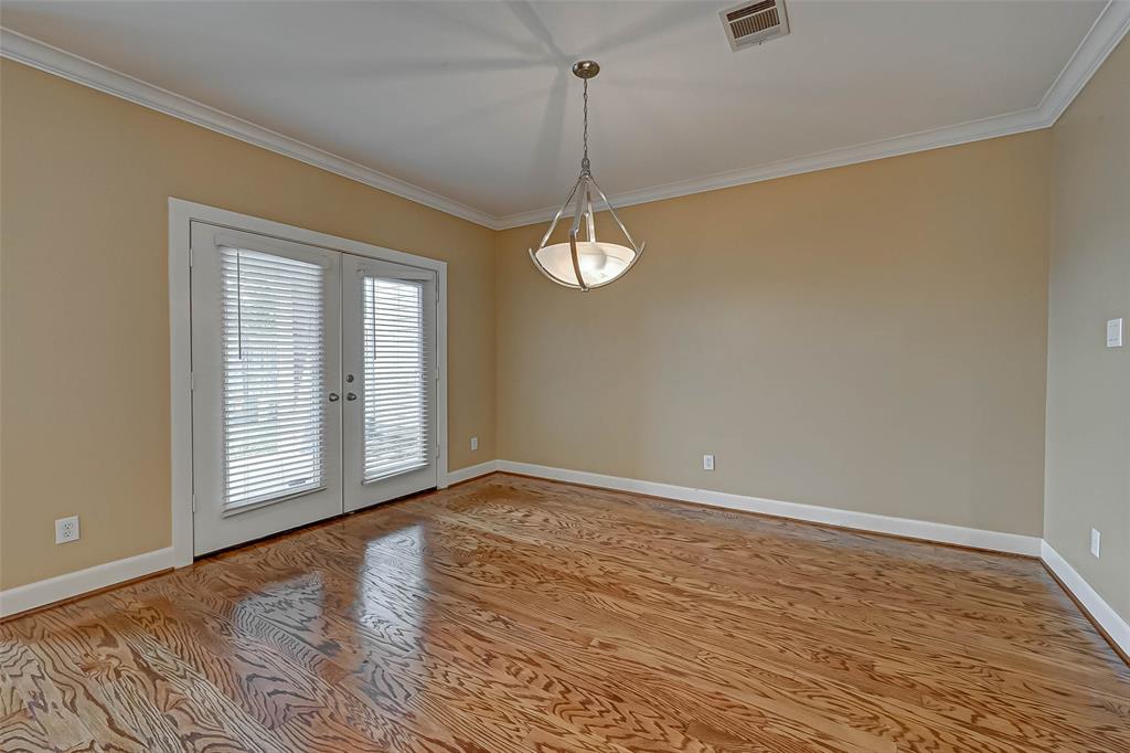 5654 2 Valerie Street, Houston, Texas 77081, 3 Bedrooms Bedrooms, 10 Rooms Rooms,3 BathroomsBathrooms,Single-family,For Sale,Valerie,74633508