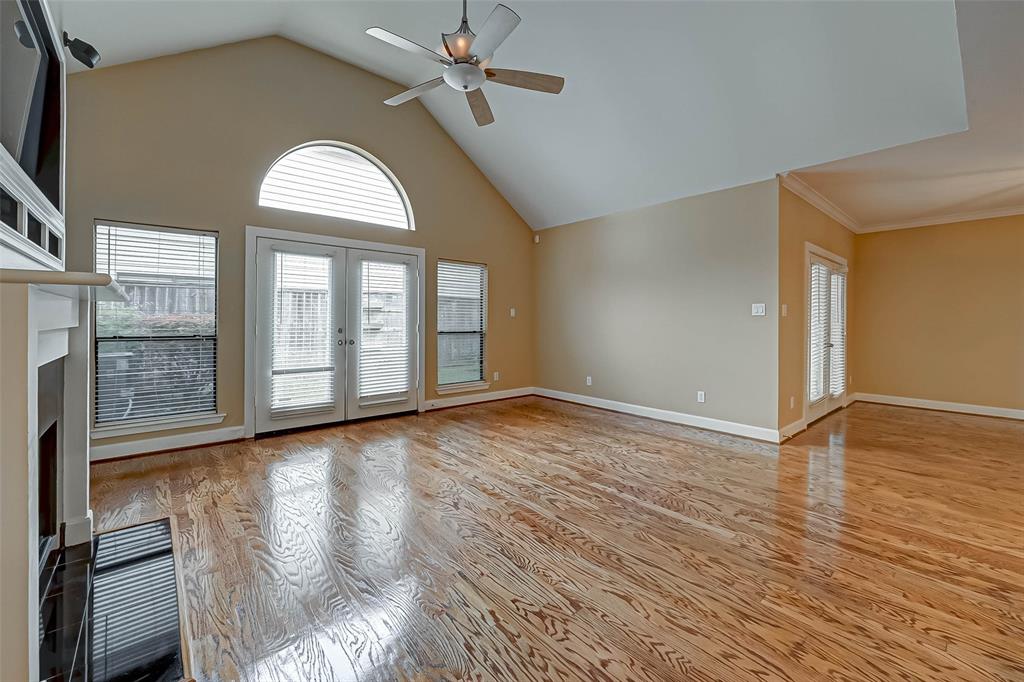 5654 2 Valerie Street, Houston, Texas 77081, 3 Bedrooms Bedrooms, 10 Rooms Rooms,3 BathroomsBathrooms,Single-family,For Sale,Valerie,74633508