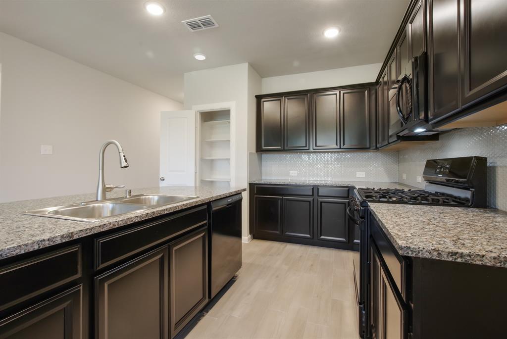 140 2 Winged Elm Court, Willis, Texas 77318, 3 Bedrooms Bedrooms, 8 Rooms Rooms,2 BathroomsBathrooms,Single-family,For Sale,Winged Elm,60352853
