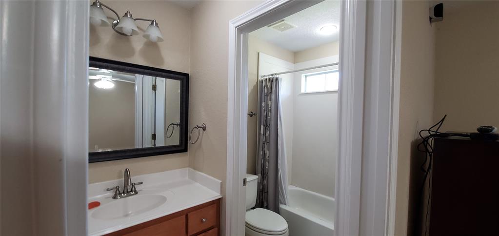 2225 2 Lake Forrest Drive, West Columbia, Texas 77486, 3 Bedrooms Bedrooms, 9 Rooms Rooms,3 BathroomsBathrooms,Single-family,For Sale,Lake Forrest,56573943