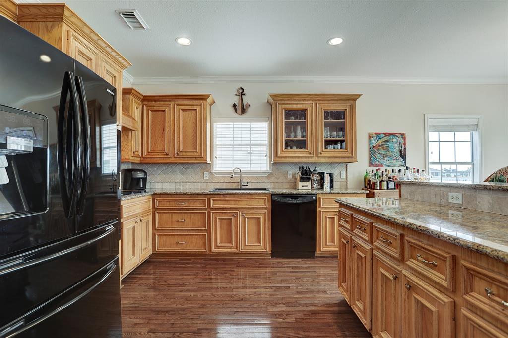 415 2 Sunset Circle, Tiki Island, Texas 77554, 4 Bedrooms Bedrooms, 7 Rooms Rooms,3 BathroomsBathrooms,Single-family,For Sale,Sunset,51866940