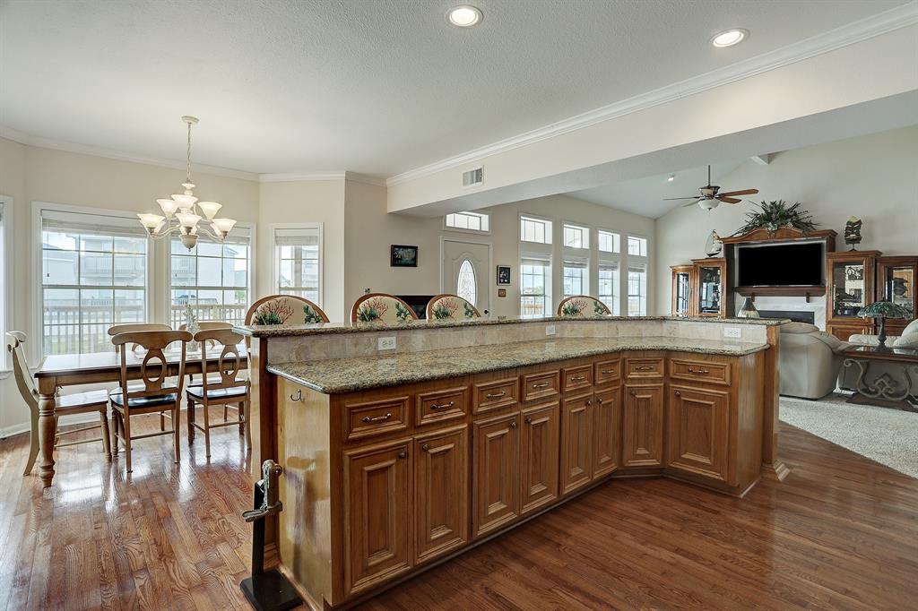 415 2 Sunset Circle, Tiki Island, Texas 77554, 4 Bedrooms Bedrooms, 7 Rooms Rooms,3 BathroomsBathrooms,Single-family,For Sale,Sunset,51866940