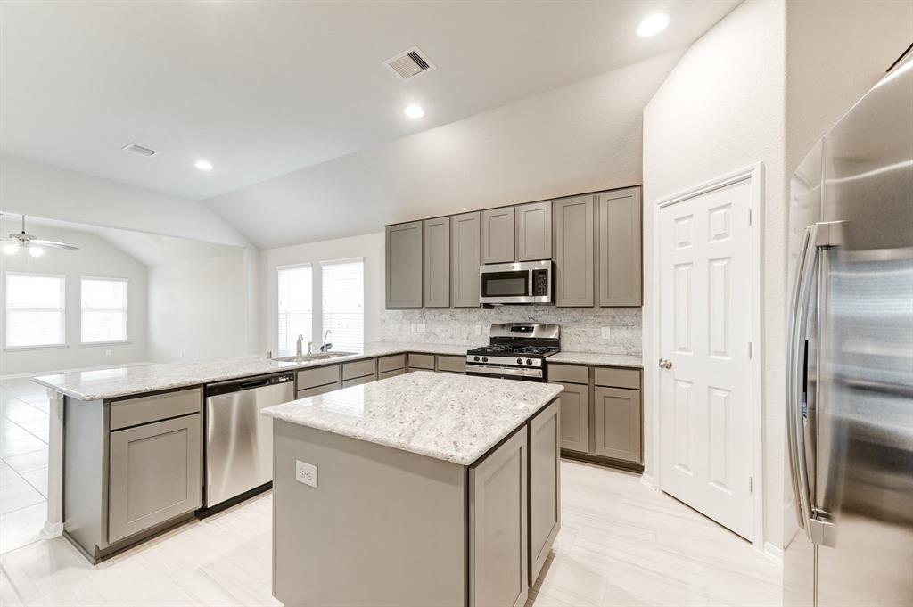 402 1 Upland Grove Trail, Rosharon, Texas 77583, 3 Bedrooms Bedrooms, 11 Rooms Rooms,2 BathroomsBathrooms,Single-family,For Sale,Upland Grove,79460891