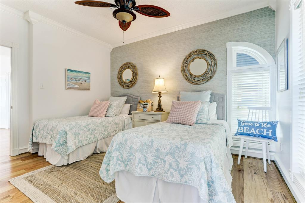 403 2 Isles End Road, Tiki Island, Texas 77554, 4 Bedrooms Bedrooms, 8 Rooms Rooms,2 BathroomsBathrooms,Single-family,For Sale,Isles End,78006801