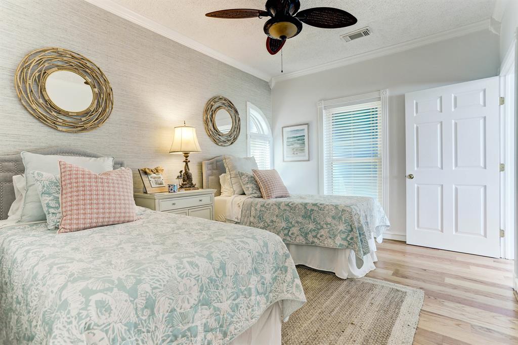 403 2 Isles End Road, Tiki Island, Texas 77554, 4 Bedrooms Bedrooms, 8 Rooms Rooms,2 BathroomsBathrooms,Single-family,For Sale,Isles End,78006801
