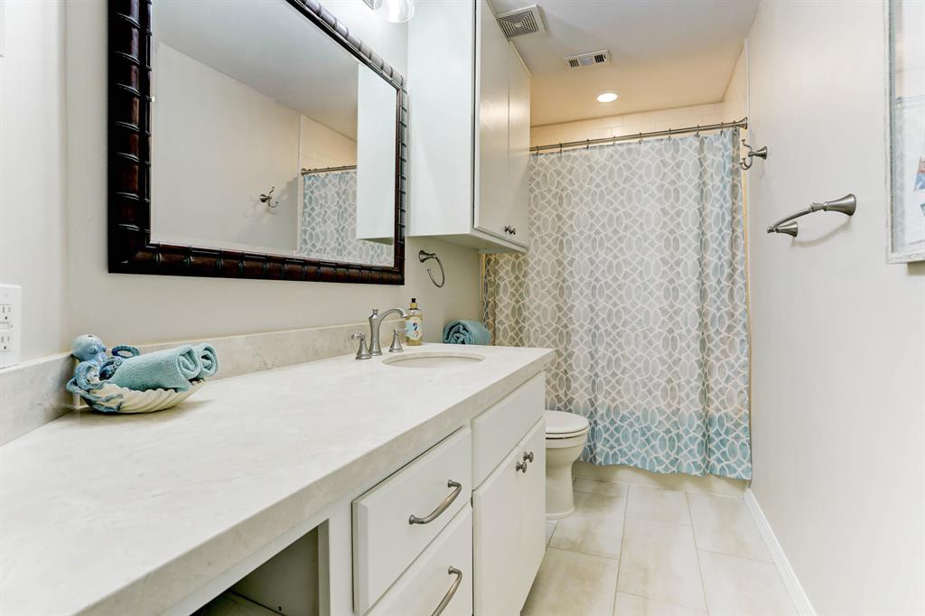 403 2 Isles End Road, Tiki Island, Texas 77554, 4 Bedrooms Bedrooms, 8 Rooms Rooms,2 BathroomsBathrooms,Single-family,For Sale,Isles End,78006801