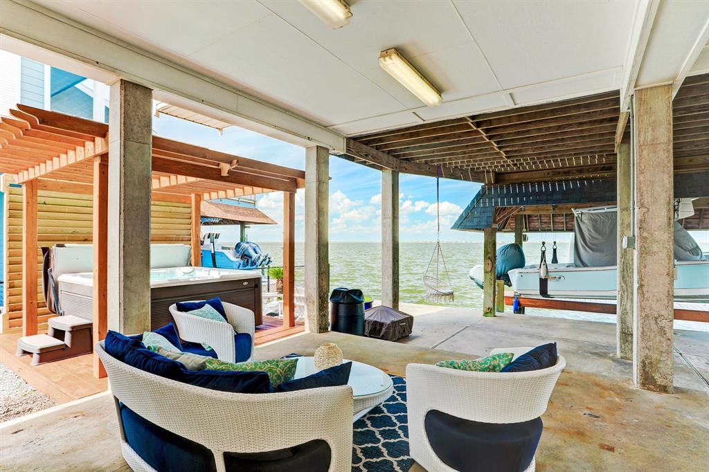 403 2 Isles End Road, Tiki Island, Texas 77554, 4 Bedrooms Bedrooms, 8 Rooms Rooms,2 BathroomsBathrooms,Single-family,For Sale,Isles End,78006801