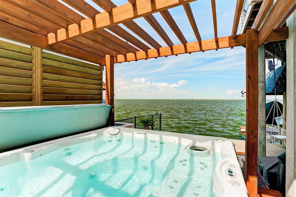 403 2 Isles End Road, Tiki Island, Texas 77554, 4 Bedrooms Bedrooms, 8 Rooms Rooms,2 BathroomsBathrooms,Single-family,For Sale,Isles End,78006801