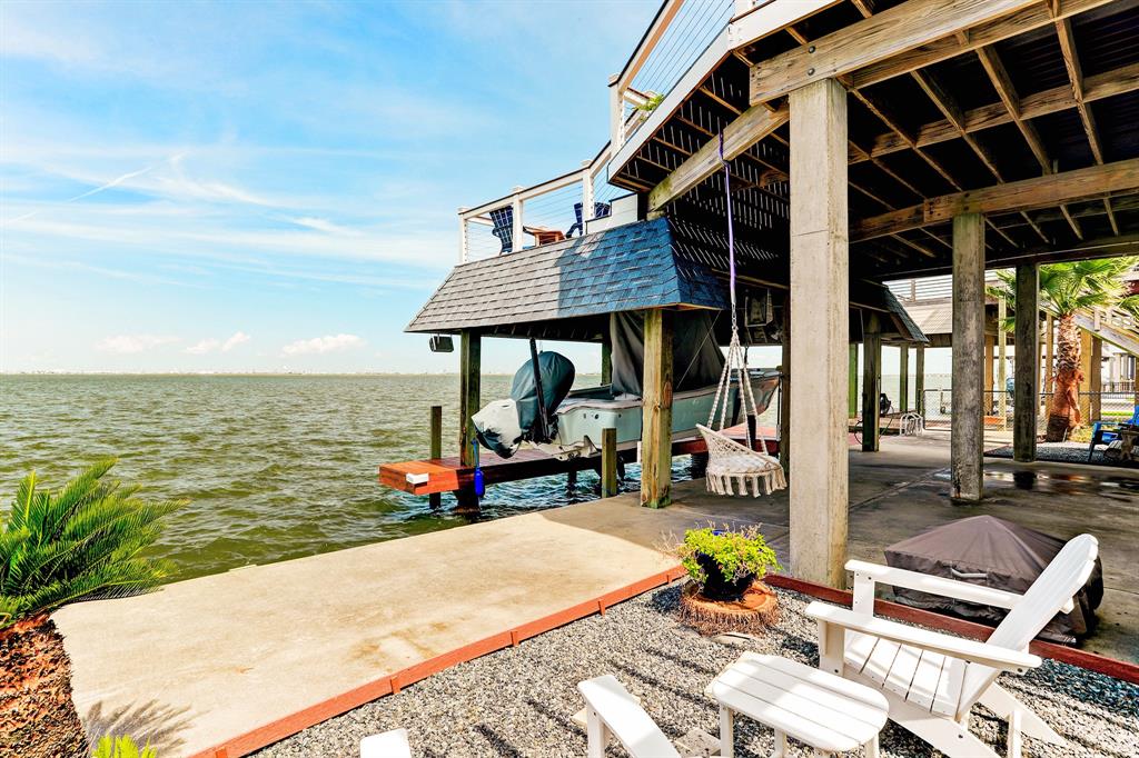 403 2 Isles End Road, Tiki Island, Texas 77554, 4 Bedrooms Bedrooms, 8 Rooms Rooms,2 BathroomsBathrooms,Single-family,For Sale,Isles End,78006801