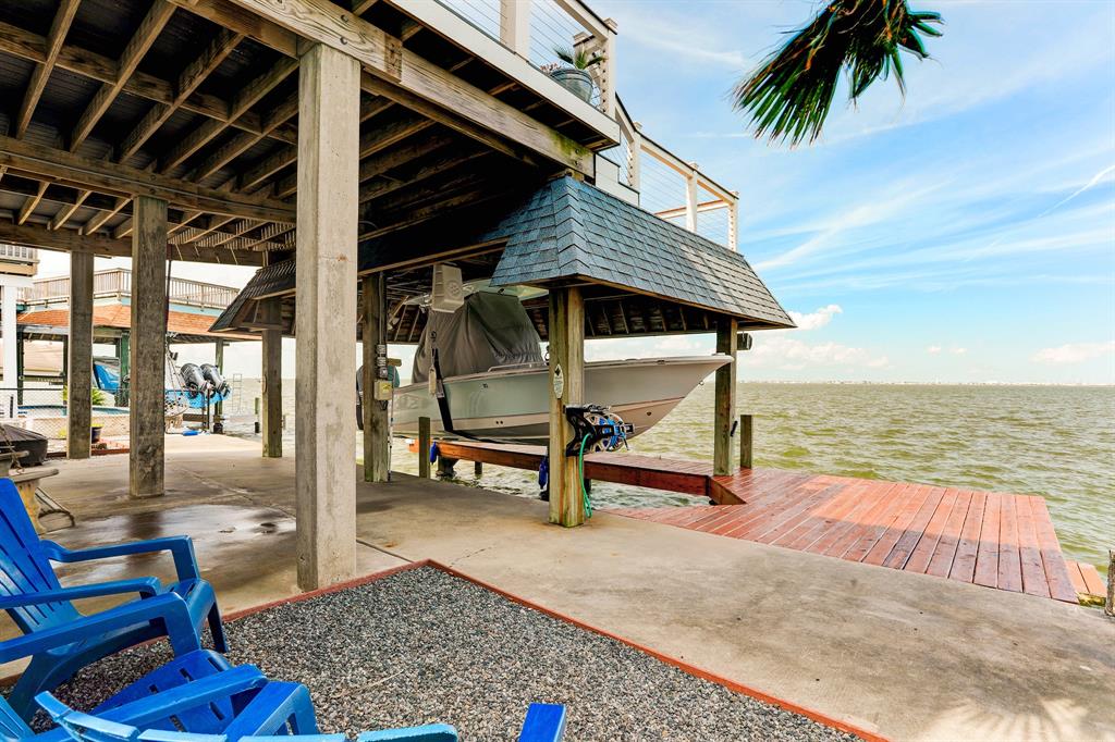 403 2 Isles End Road, Tiki Island, Texas 77554, 4 Bedrooms Bedrooms, 8 Rooms Rooms,2 BathroomsBathrooms,Single-family,For Sale,Isles End,78006801