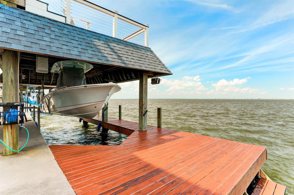 403 2 Isles End Road, Tiki Island, Texas 77554, 4 Bedrooms Bedrooms, 8 Rooms Rooms,2 BathroomsBathrooms,Single-family,For Sale,Isles End,78006801