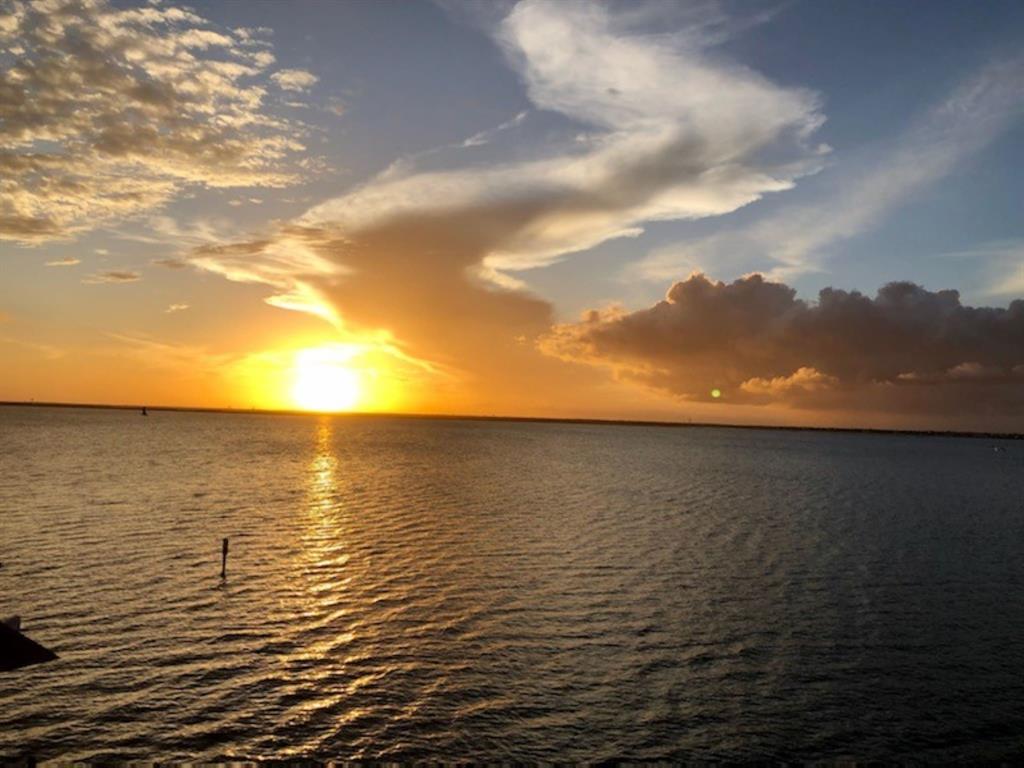 403 2 Isles End Road, Tiki Island, Texas 77554, 4 Bedrooms Bedrooms, 8 Rooms Rooms,2 BathroomsBathrooms,Single-family,For Sale,Isles End,78006801