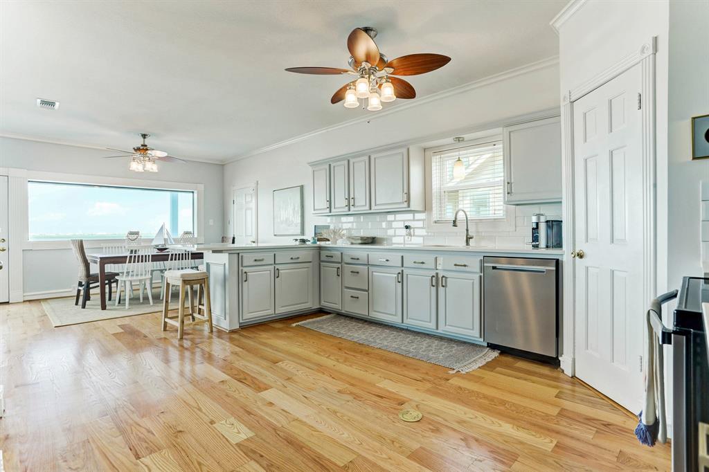 403 2 Isles End Road, Tiki Island, Texas 77554, 4 Bedrooms Bedrooms, 8 Rooms Rooms,2 BathroomsBathrooms,Single-family,For Sale,Isles End,78006801