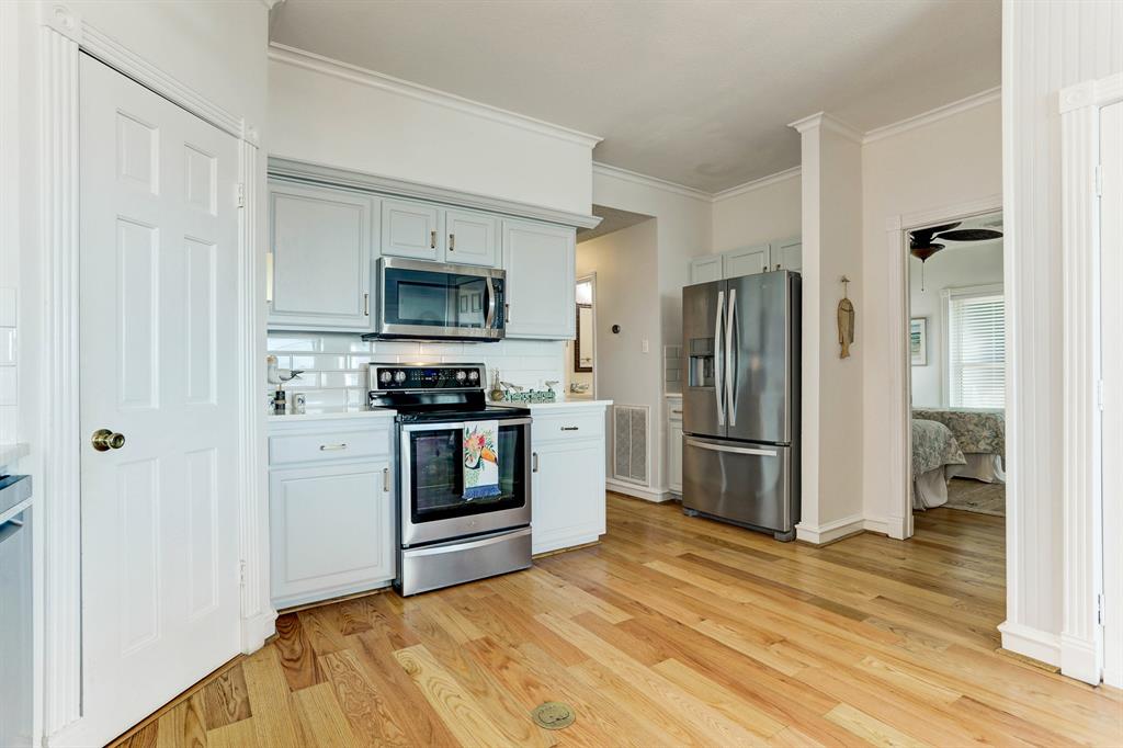 403 2 Isles End Road, Tiki Island, Texas 77554, 4 Bedrooms Bedrooms, 8 Rooms Rooms,2 BathroomsBathrooms,Single-family,For Sale,Isles End,78006801