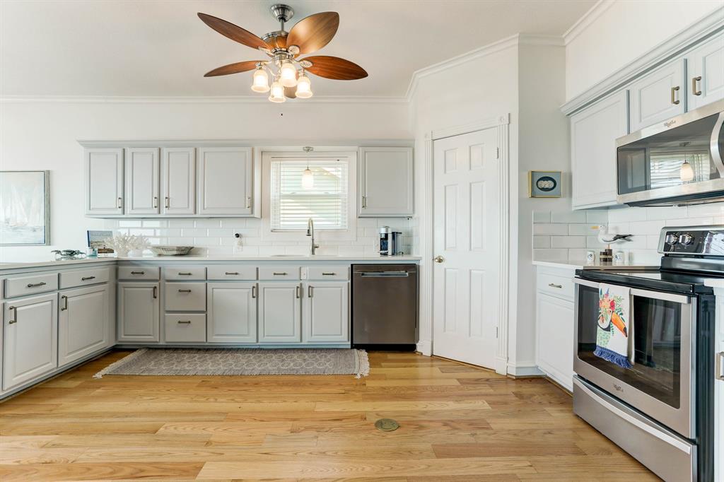 403 2 Isles End Road, Tiki Island, Texas 77554, 4 Bedrooms Bedrooms, 8 Rooms Rooms,2 BathroomsBathrooms,Single-family,For Sale,Isles End,78006801