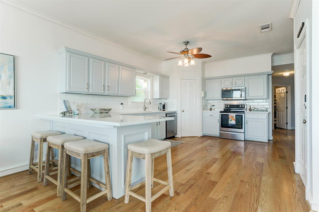 403 2 Isles End Road, Tiki Island, Texas 77554, 4 Bedrooms Bedrooms, 8 Rooms Rooms,2 BathroomsBathrooms,Single-family,For Sale,Isles End,78006801