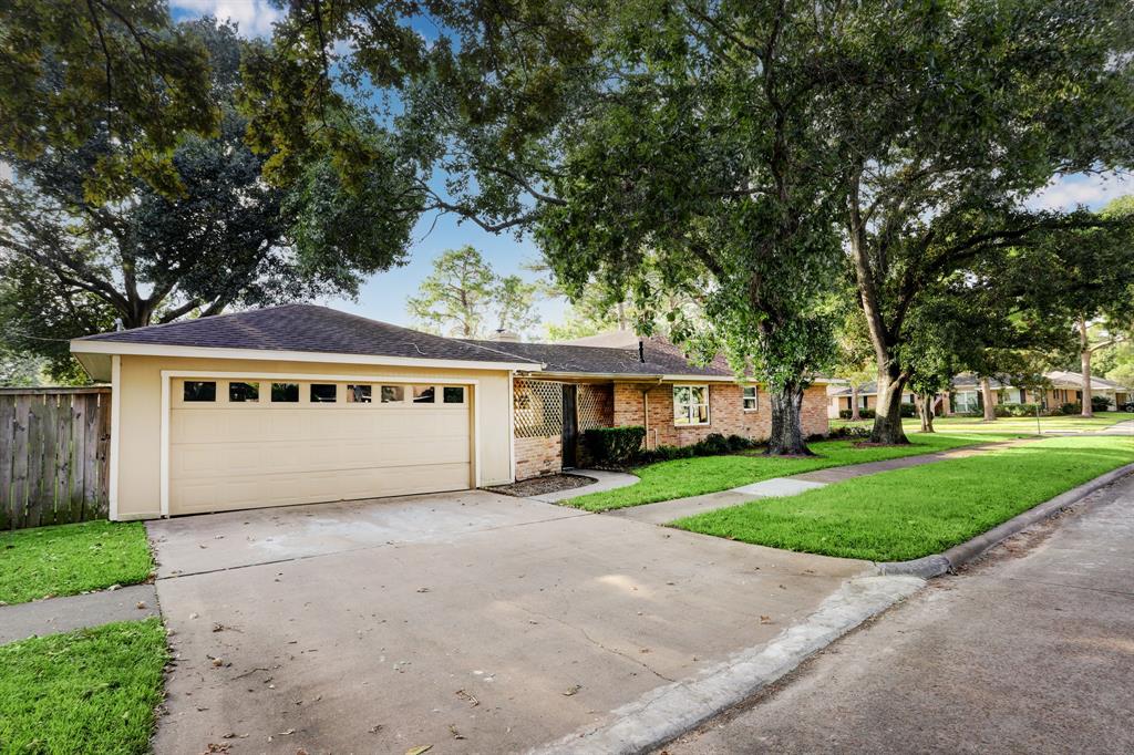 6103 1 Bayou Bridge Drive, Houston, Texas 77096, 4 Bedrooms Bedrooms, 10 Rooms Rooms,2 BathroomsBathrooms,Single-family,For Sale,Bayou Bridge,45655609