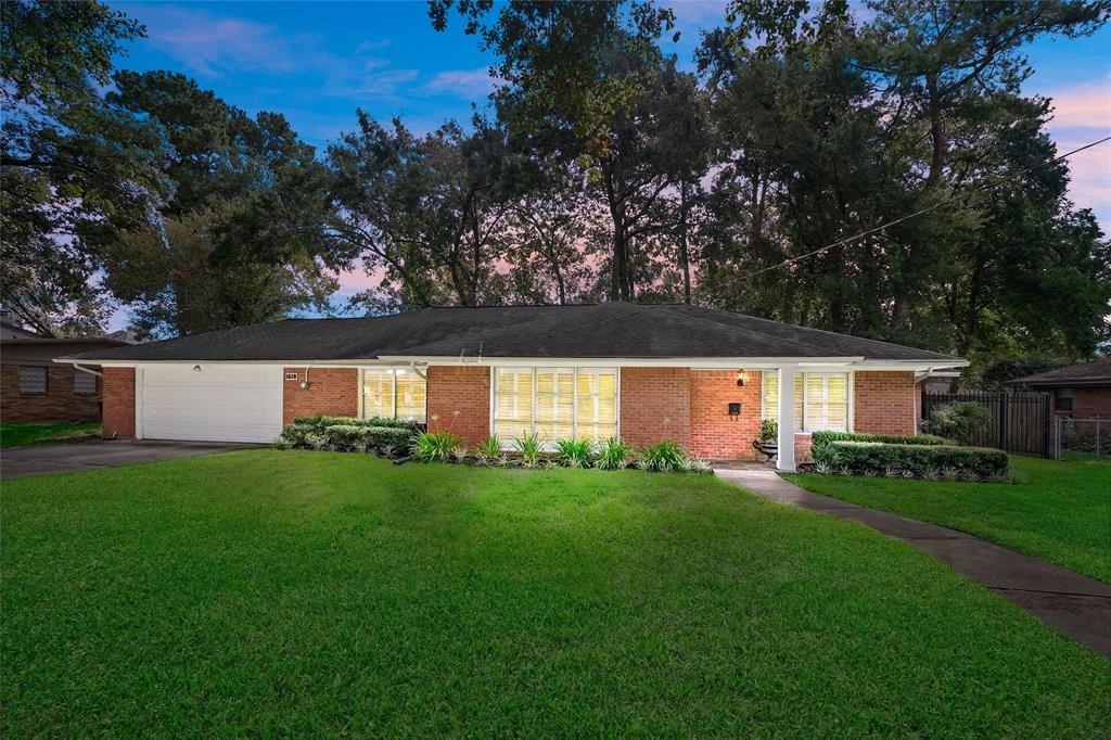 1618 Huge Oaks Street Houston, Texas Charming 3 bedroom, 2 bath ranch in highly desirable Monarch Oaks neighborhood. Huge 15,000 sq ft lot. Available for immediate move in and owner is willing to do a 6+month lease. Zoned to great Spring Branch Schools. Valley Oaks Elementary, Spring Branch Middle and Memorial High School. Beautiful hardwood floors, crown molding, build-in entertainment center, plantation shutters. Large shaded deck in the backyard and plenty of room for the kids to play.