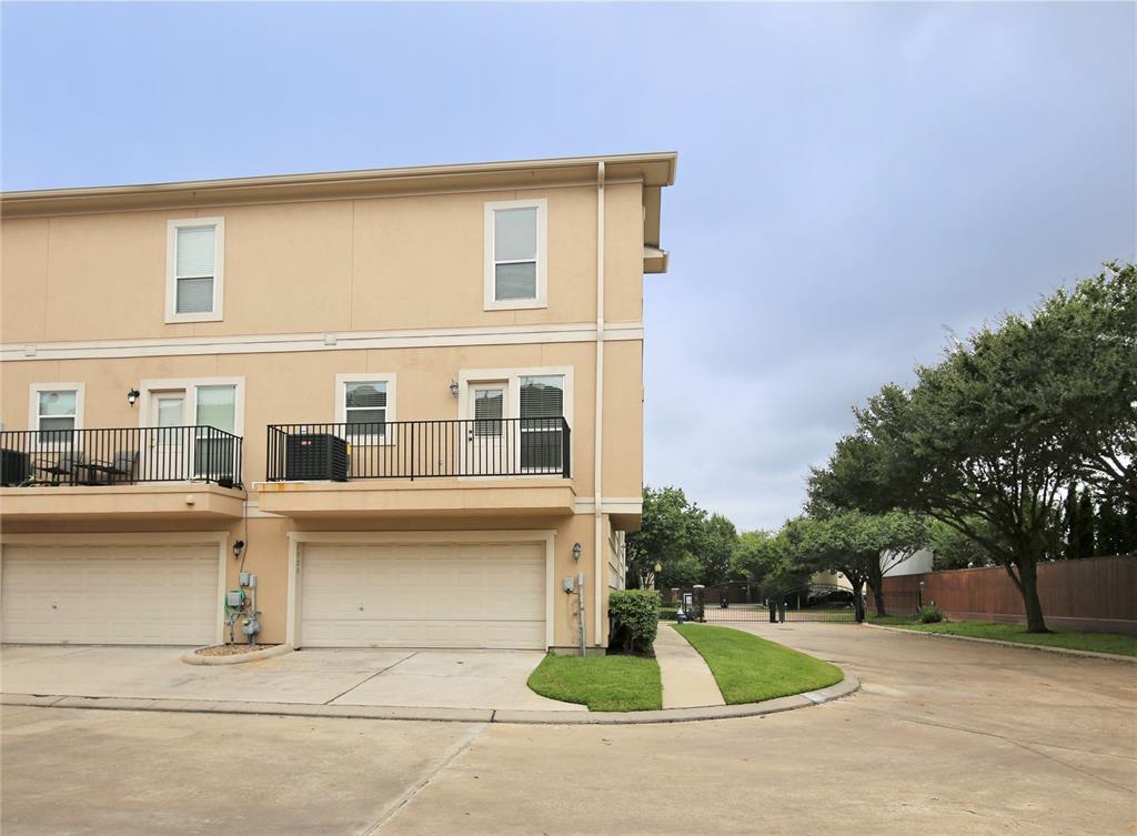 1720 3 French Village Drive, Houston, Texas 77055, 3 Bedrooms Bedrooms, 6 Rooms Rooms,3 BathroomsBathrooms,Townhouse/condo,For Sale,French Village,13070121