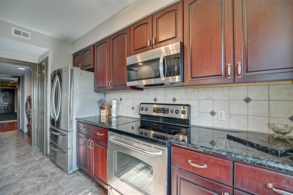 14655 Champion Forest Drive, Houston, Texas 77069, 2 Bedrooms Bedrooms, 5 Rooms Rooms,3 BathroomsBathrooms,Mid/hi-rise Condo,For Sale,TIMBER TOP,Champion Forest,74063103