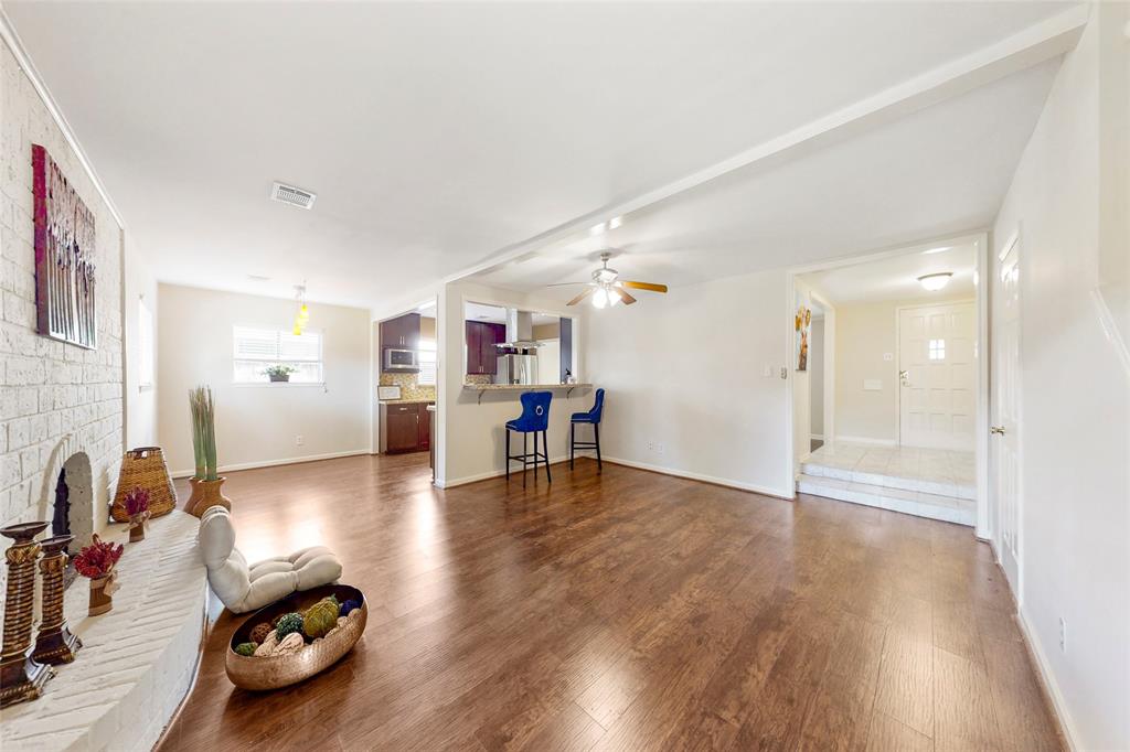 914 2 Walnut Bend Lane, Houston, Texas 77042, 4 Bedrooms Bedrooms, 10 Rooms Rooms,2 BathroomsBathrooms,Single-family,For Sale,Walnut Bend,56178723