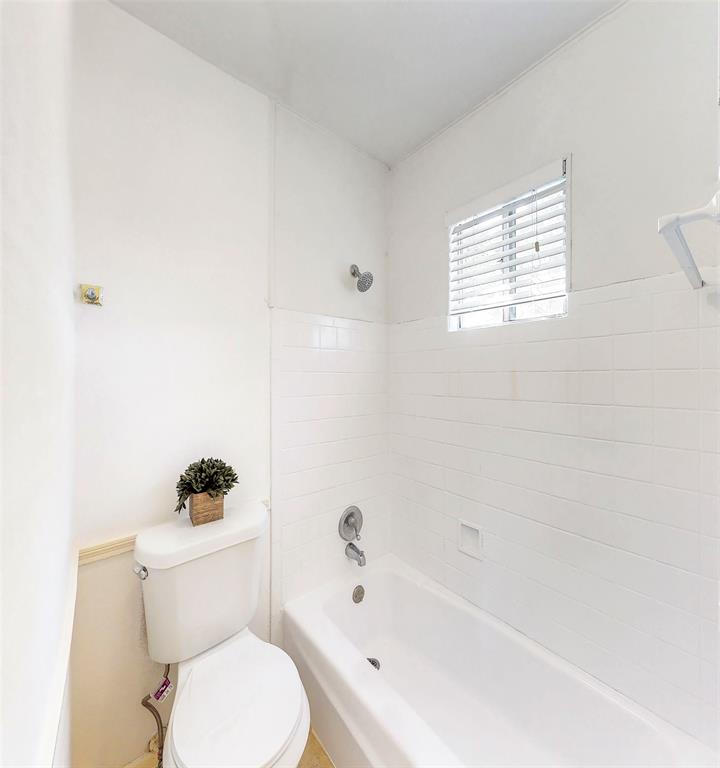 914 2 Walnut Bend Lane, Houston, Texas 77042, 4 Bedrooms Bedrooms, 10 Rooms Rooms,2 BathroomsBathrooms,Single-family,For Sale,Walnut Bend,56178723