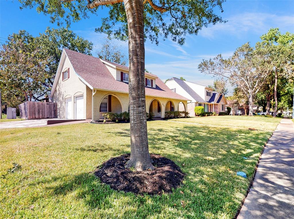 914 2 Walnut Bend Lane, Houston, Texas 77042, 4 Bedrooms Bedrooms, 10 Rooms Rooms,2 BathroomsBathrooms,Single-family,For Sale,Walnut Bend,56178723