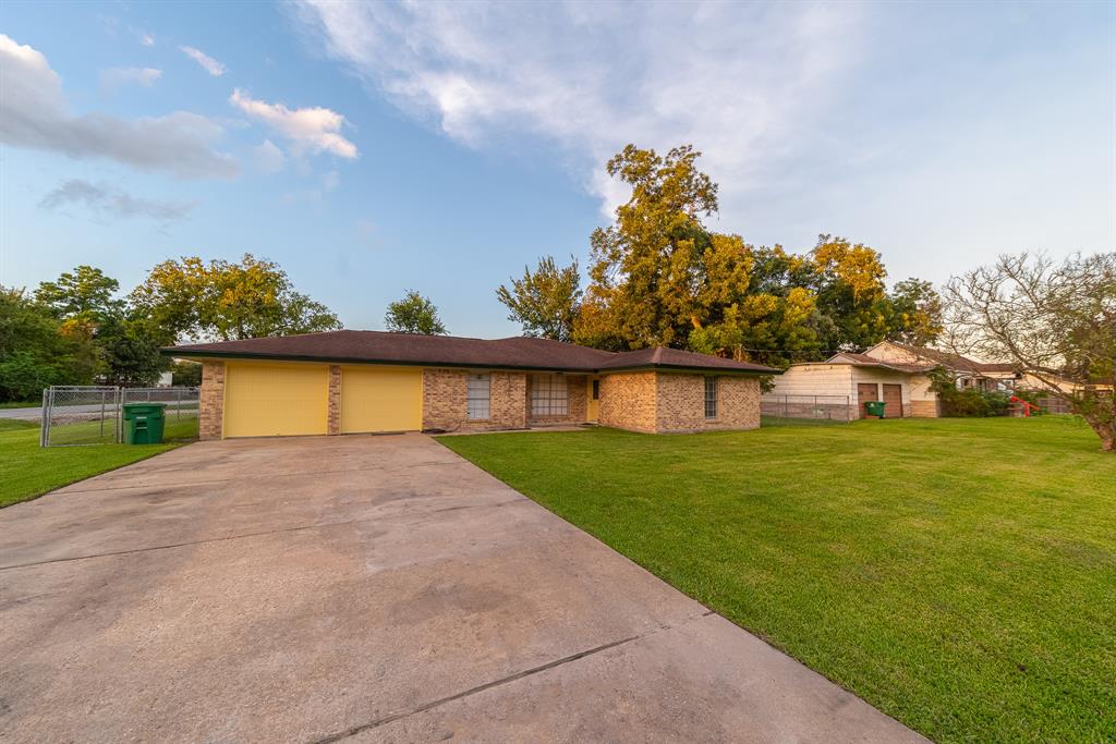 11703 1 Palmsprings Dr, Houston, Texas 77034, 4 Bedrooms Bedrooms, 4 Rooms Rooms,2 BathroomsBathrooms,Single-family,For Sale,Palmsprings Dr,82032060
