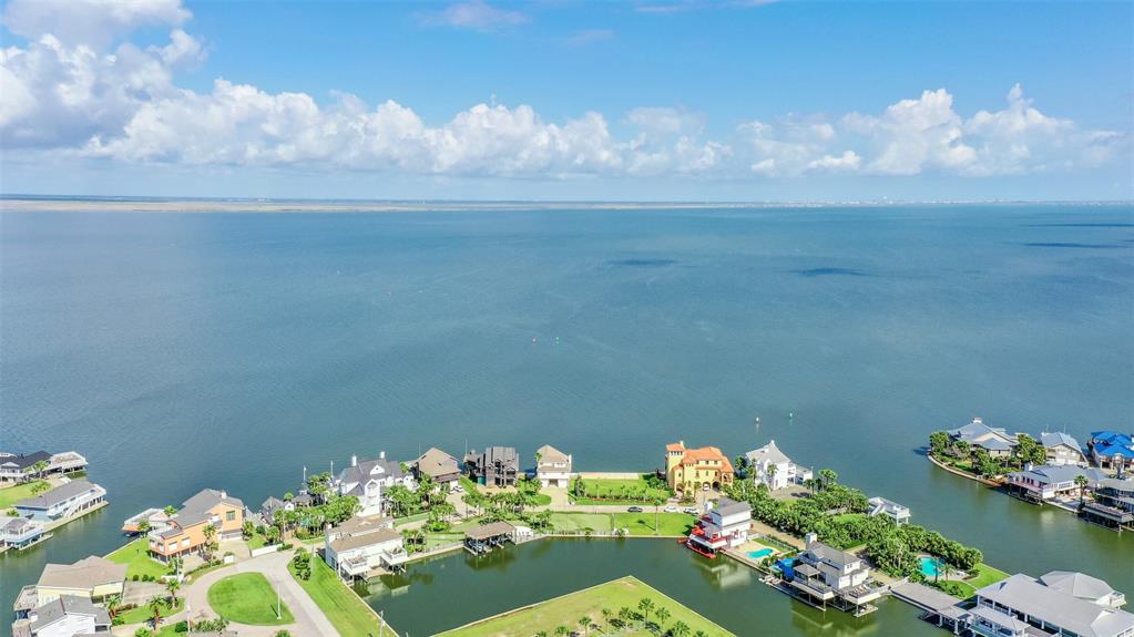 16610 2 Bayfront Drive, Galveston, Texas 77554, 3 Bedrooms Bedrooms, 6 Rooms Rooms,3 BathroomsBathrooms,Single-family,For Sale,Bayfront,44825484