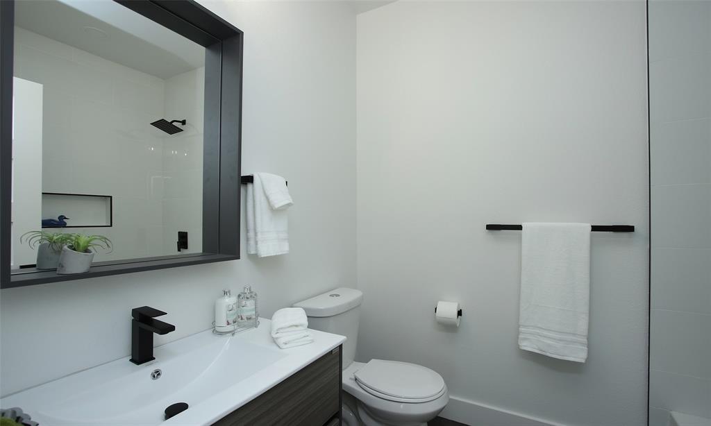6743 2 Calhoun Road, Houston, Texas 77021, 3 Bedrooms Bedrooms, 10 Rooms Rooms,3 BathroomsBathrooms,Single-family,For Sale,Calhoun,51902795