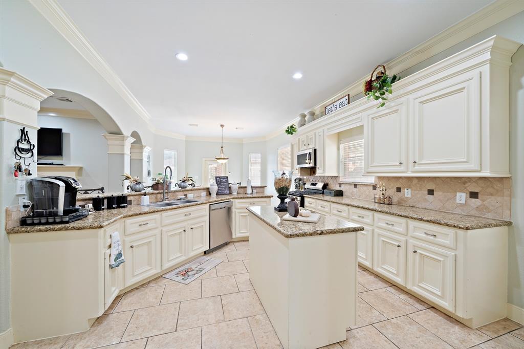 824 2 Magnolia Boulevard, New Caney, Texas 77357, 5 Bedrooms Bedrooms, 13 Rooms Rooms,3 BathroomsBathrooms,Single-family,For Sale,Magnolia,78848721