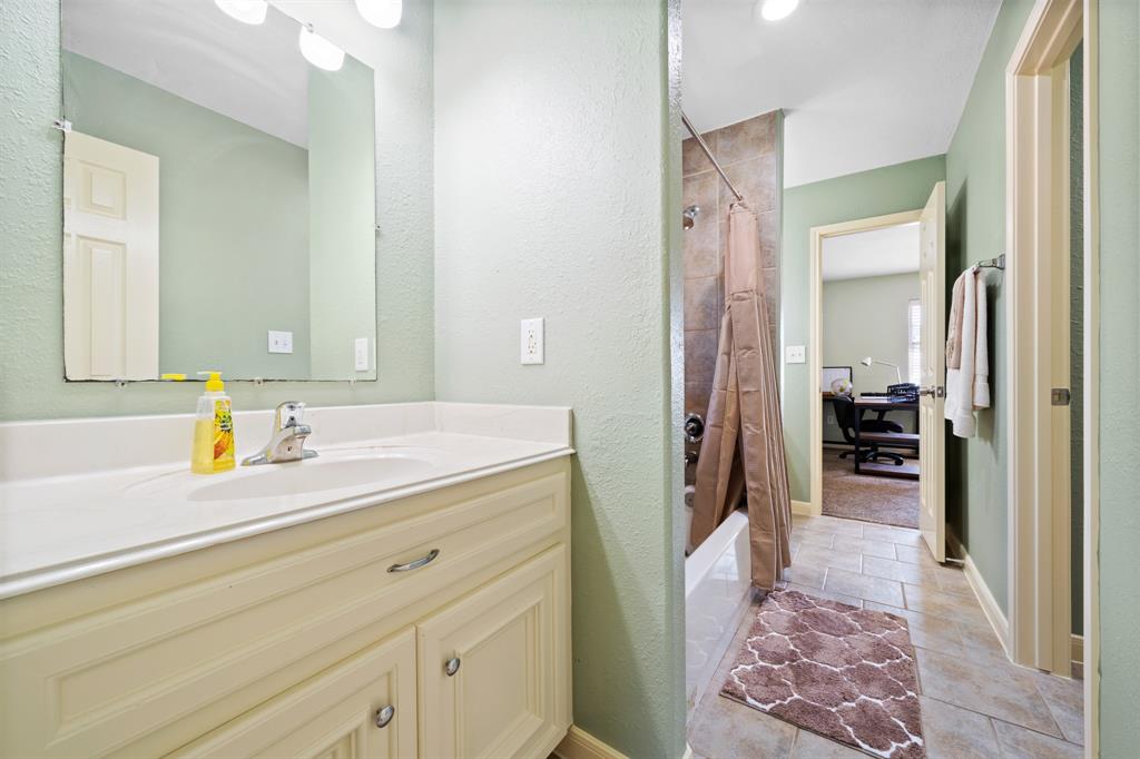824 2 Magnolia Boulevard, New Caney, Texas 77357, 5 Bedrooms Bedrooms, 13 Rooms Rooms,3 BathroomsBathrooms,Single-family,For Sale,Magnolia,78848721