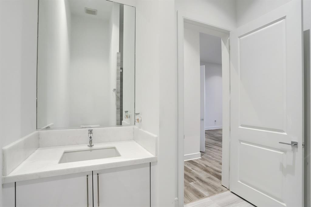 4521 San Felipe Street, Houston, Texas 77027, 3 Bedrooms Bedrooms, 5 Rooms Rooms,2 BathroomsBathrooms,Mid/hi-rise Condo,For Sale,ARABELLA,San Felipe,29669563