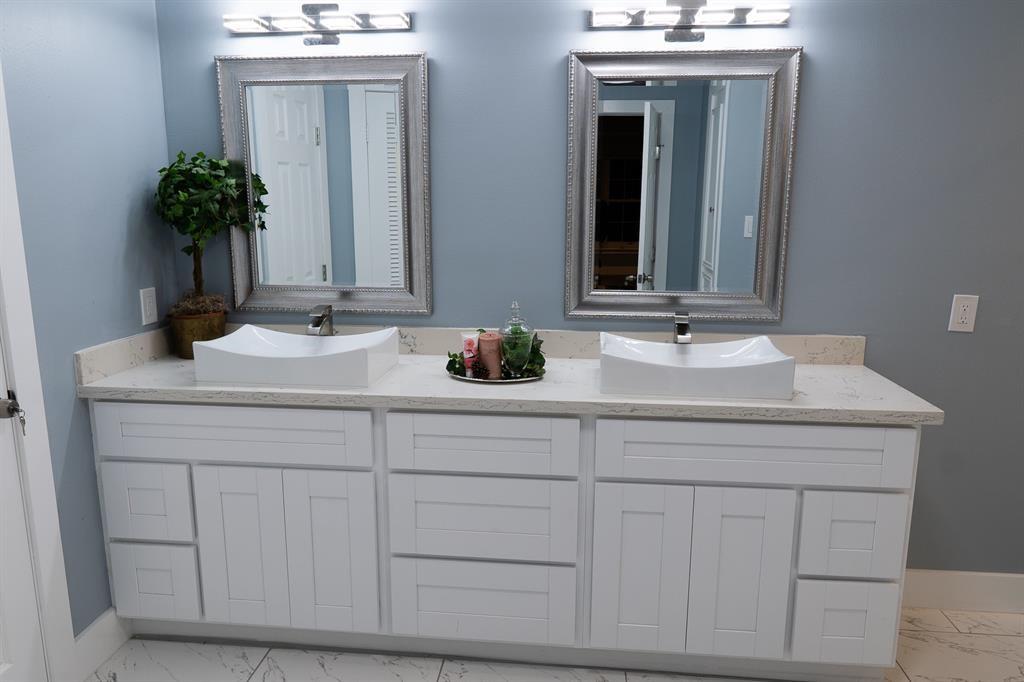 15730 2 Walkwood Drive, Houston, Texas 77079, 4 Bedrooms Bedrooms, 10 Rooms Rooms,2 BathroomsBathrooms,Single-family,For Sale,Walkwood,52649651
