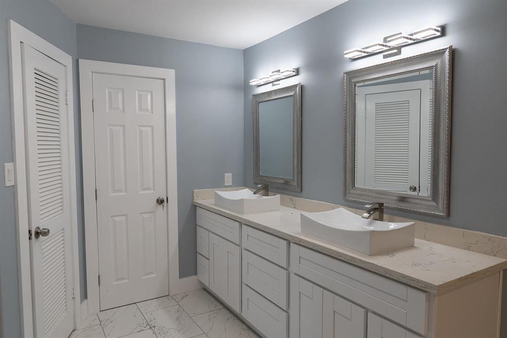 15730 2 Walkwood Drive, Houston, Texas 77079, 4 Bedrooms Bedrooms, 10 Rooms Rooms,2 BathroomsBathrooms,Single-family,For Sale,Walkwood,52649651