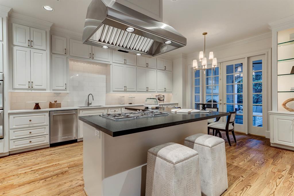 14 3 Eaton Square, Houston, Texas 77027, 3 Bedrooms Bedrooms, 10 Rooms Rooms,5 BathroomsBathrooms,Single-family,For Sale,Eaton,66322726