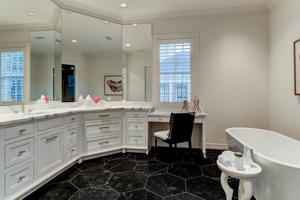 14 3 Eaton Square, Houston, Texas 77027, 3 Bedrooms Bedrooms, 10 Rooms Rooms,5 BathroomsBathrooms,Single-family,For Sale,Eaton,66322726