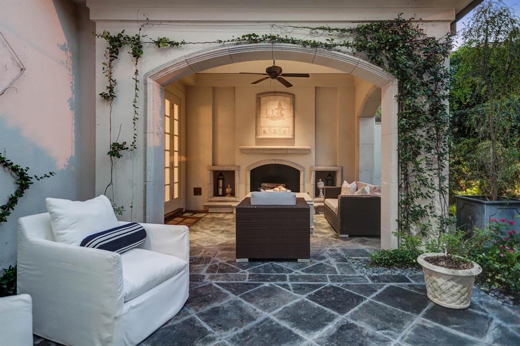 14 3 Eaton Square, Houston, Texas 77027, 3 Bedrooms Bedrooms, 10 Rooms Rooms,5 BathroomsBathrooms,Single-family,For Sale,Eaton,66322726