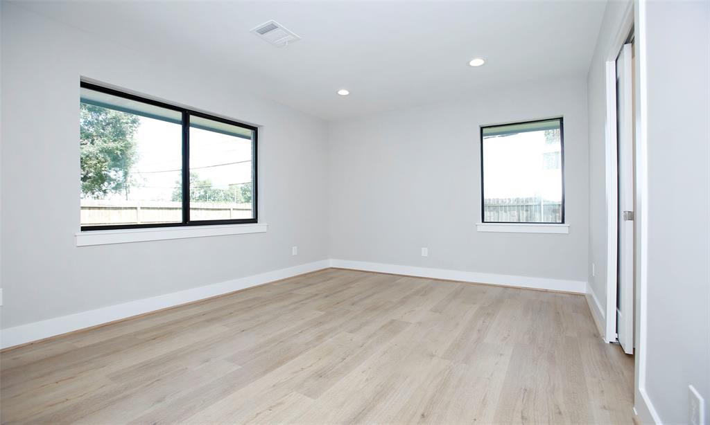 1810 1 Foxwood Road, Houston, Texas 77008, 3 Bedrooms Bedrooms, 8 Rooms Rooms,2 BathroomsBathrooms,Single-family,For Sale,Foxwood,75284733